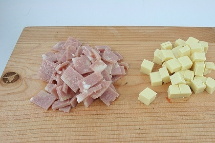 1. Этап. Сырный салат с ветчиной и овощами: Сыр и ветчину нарезаем небольшими кубиками.