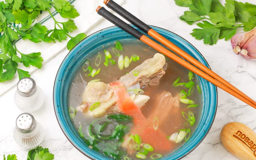 1. Этап. Китайский говяжий бульон: Разлейте горячий говяжий бульон в тарелки и подайте к столу вместе с ломтиками отварного мяса, хлебобулочными изделиями. Приятного вам аппетита!