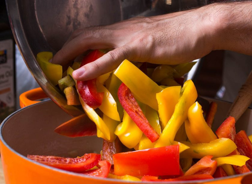 1. Этап. Пепероната по-сицилийски: 5. Выложите в кастрюлю все перцы, аккуратно перемешайте.