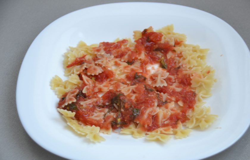 1. Этап. Итальянский салат с креветками: Выложите макароны на тарелку, полейте томатным соусом.