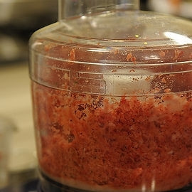 1. Этап. Клубничный щербет: Измельчаем массу в течение 2-3 минут до более менее однородной консистенции.