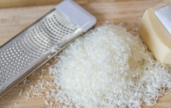 1. Этап. Куриное филе в сырной панировке: 1. В одну тарелку мелко натрите сыр.