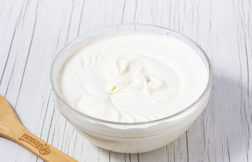 1. Этап. Шоколадный бисквитный рулет: Соедините маскарпоне со сливками и взбейте до получения воздушного крема. Пробуйте! Если мало сладости, добавьте ещё немного пудры. Крем готов! Если бисквит ещё не остыл, уберите крем под крышкой в холодильник.