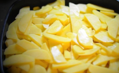 1. Этап. Форель, запеченная с картофелем: 1. Рецепт приготовления форели, запеченной с картофелем, хорош тем, что подготовительный период занимает очень мало времени. Картофель необходимо вымыть и очистить. Нарезать тонкими пластинами и небольшими брусочками и слегка посолить. Жаропрочную форму для запекания смазать растительным маслом и выложить туда картофель.