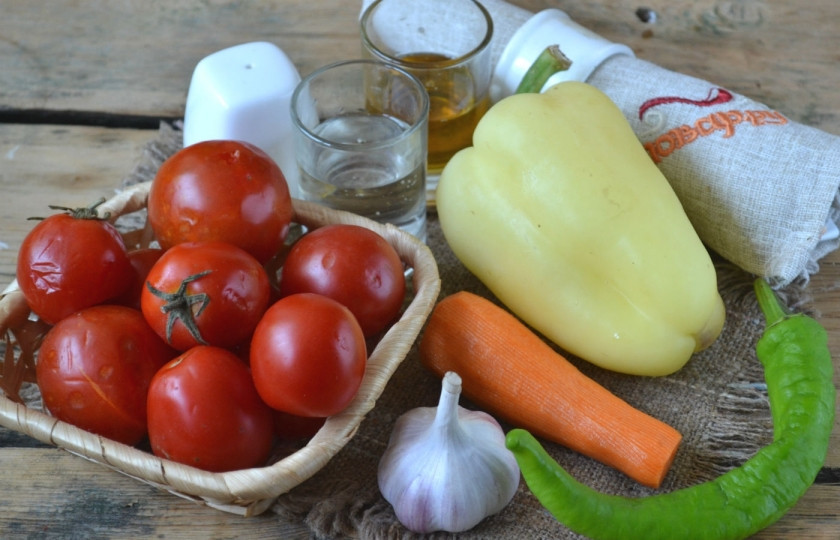 1. Этап. Аджика с морковью и помидорами: Приготовьте все необходимые ингредиенты. Все овощи хорошенько промойте. Помидоры я беру самые спелые, чтобы было побольше сока. Помидоры первыми пропустите через мясорубку.