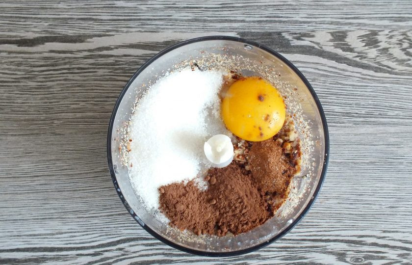 1. Этап. Повитица: Добавьте к измельченным орехам растопленное масло, 5 ст.л. сахара, 60 мл. молока, какао, корицу. Пробейте еще раз блендером.