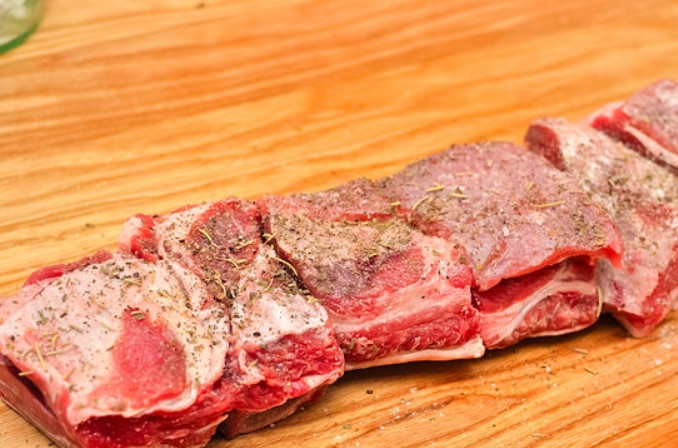 1. Этап. Говядина на кости: Подготовьте смесь специй для маринования. Для этого смешайте 3 столовые ложки соли, 2 столовые ложки молотого перца чили, чайную ложку молотого черного перца, чайную ложку паприки, чайную ложку сушеного тимьяна и пару зубчиков рубленого чеснока. Натрите ребра этой смесью, оберните пищевой пленкой и положите в холодильник на ночь или хотя бы на 5-6 часов.