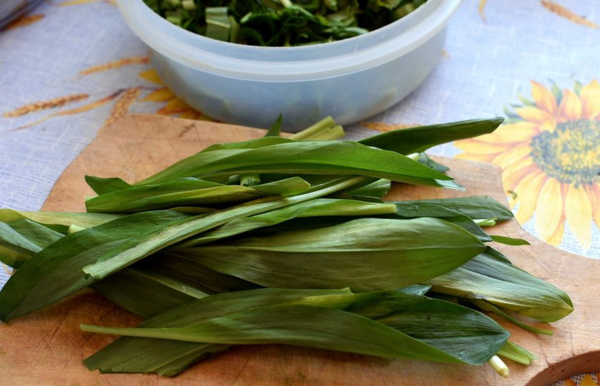 1. Этап. Суп с черемшой и зеленым горошком.: Черемшу промойте, обсушите и крупно нашинкуйте.