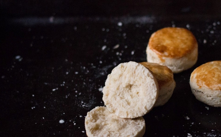 1. Этап. Булочки к завтраку: Горячие булочки можно разрезать пополам и смазать сгущенкой или джемом. Приятного аппетита!