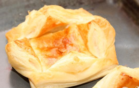 1. Этап. Тарталетки из слоеного теста: 5. Теперь надо взять вилку и наколоть ею серединки тарталеток. В разогретый духовой шкаф до температуры сто восемьдесят градусов отправляем тарталетки. Запекаем минут двадцать-двадцать пять. Должны они получиться золотистыми и пухлыми.