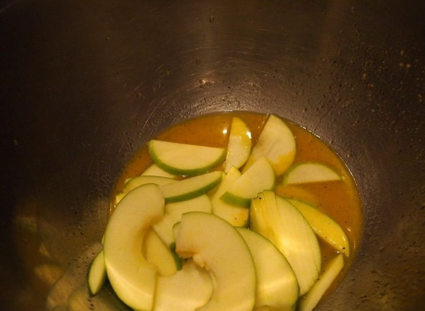 1. Этап. Салат из яблок: 5. Выкладываю измельченные яблоки в заправку на основе апельсинового сока и оливкового масла.