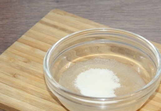 1. Этап. Желейная шуба в тарталетках: 7. Растворяем желатин в 5 ст. л. жидкости из банки с тунцом.