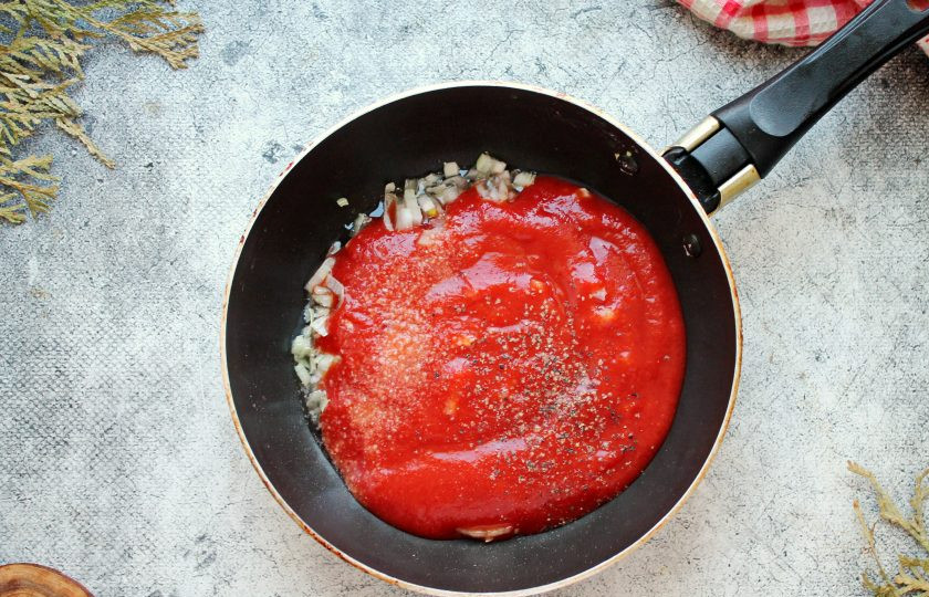 1. Этап. Язык по-кавказски: Выложите томаты в собственном соку, добавьте соль, сахар, молотый черный перец и лимонный сок. Добавьте лавровый лист, влейте воду и перемешайте. Поставьте сковороду на средний огонь и доведите все до кипения. Варите соус, мешая, в течение 2-3 минут.