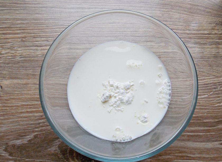 1. Этап. Салеп: Влейте холодное молоко и перемешайте.