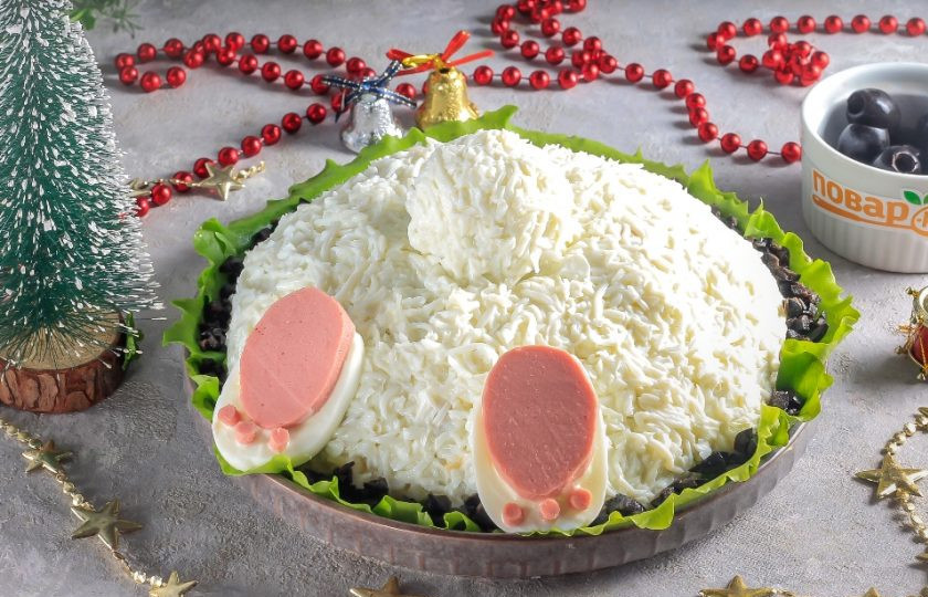 1. Этап. Салат с ананасами на Новый год Кролика 2023: Ваше праздничное блюдо на Новый Год 2023 полностью готово! Поместите его в холодильник или сразу же подайте к столу.