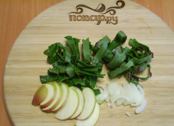 1. Этап. Сыроедческое блюдо из свекольной ботвы: Порежьте свекольную ботву полосочками, а яблоко и лук — полукольцами. Чтобы яблоко не потемнело, сбрызните его лимонным соком.