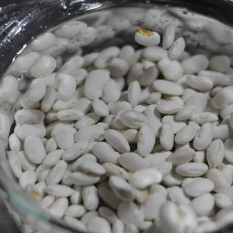 1. Этап. Лобиани: Фасоль необходимо замочить в воде на ночь.