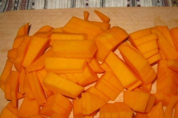 1. Этап. Шарлотка с яблоками без муки: Для начала займемся начинкой для пирога. Для этого нужно разрезать тыкву, почистить ее и аккуратно натереть на крупной терке или нарезать на небольшие кусочки.