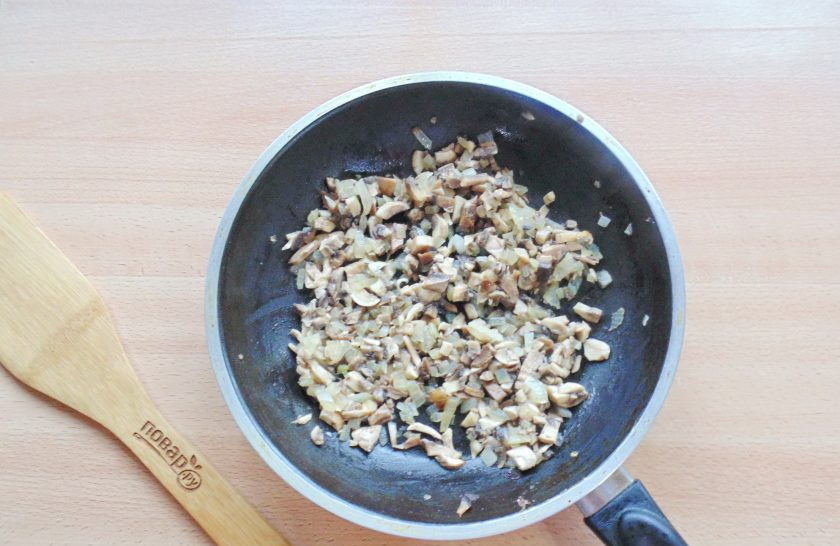 1. Этап. Рыбные котлеты Каштаны: Обжарьте грибы с луком до готовности. Немного посолите.