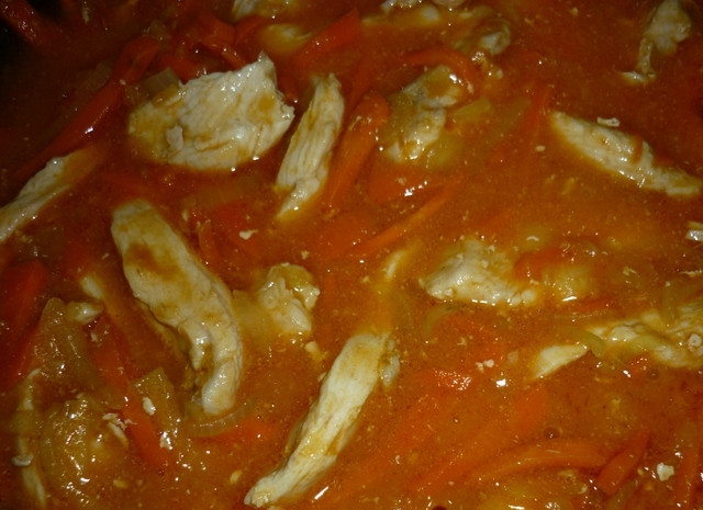 1. Этап. Гуляш из куриной грудки: Заключительный этап - тушение. Добавьте воду, можно и бульон (куриный или овощной), примерно чашку. Вода должна покрыть курицу, но не полностью.