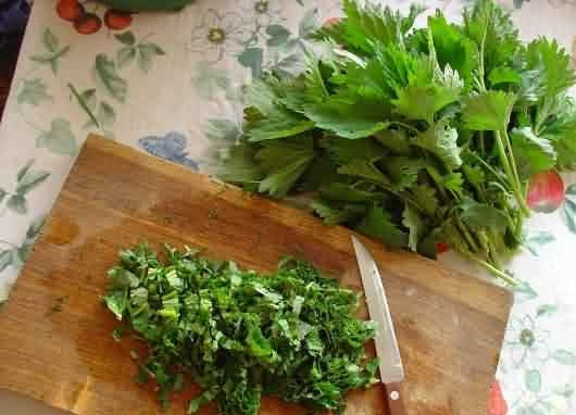 1. Этап. Печень по-бефстрогановски: Потом столько же времени даем блюду отдохнуть при выключенном огне, а сами мелко режем петрушку.