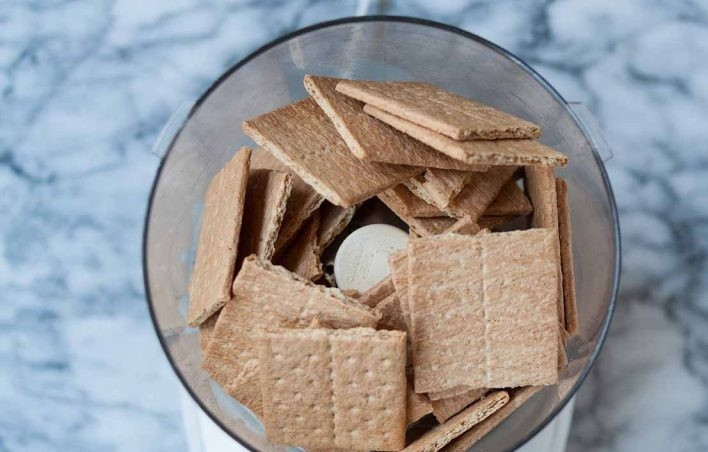 1. Этап. Ванильный чизкейк без выпечки: 1. Выложите крекеры в чашу блендера.