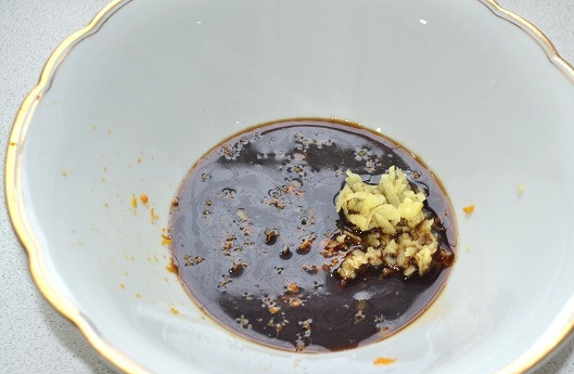 1. Этап. Куриные сердечки с медом: 5. Влейте соевый соус. Это маринад.