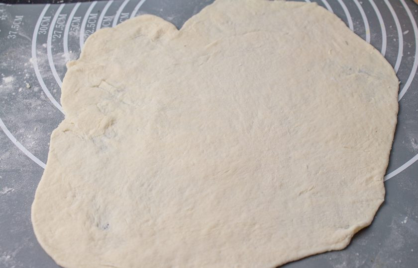 1. Этап. Молдавские плацинды: Из кусочка теста раскатайте тонкий пласт.