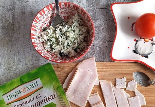 1. Этап. Шпинатные блинные треугольники с ветчиной: Шарик моцареллы натираем на тёрке, добавляем к ней мелко рубленный укроп и перемешиваем. Ветчину нарезаем на полоски небольшие. Помидор нужно разрезать и вынуть у него мякоть, оставить только плотную часть помидора. Нарезать его произвольно.