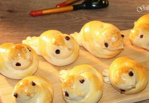 1. Этап. Булочки-птички Жаворонки: 16. Выпекаем булочки в заранее разогретой до 200 С духовке минут 10. Затем переключаем духовку на 180 С и печем до румяности. Время выпечки контролируйте, ориентируясь на особенности работы своей духовки.