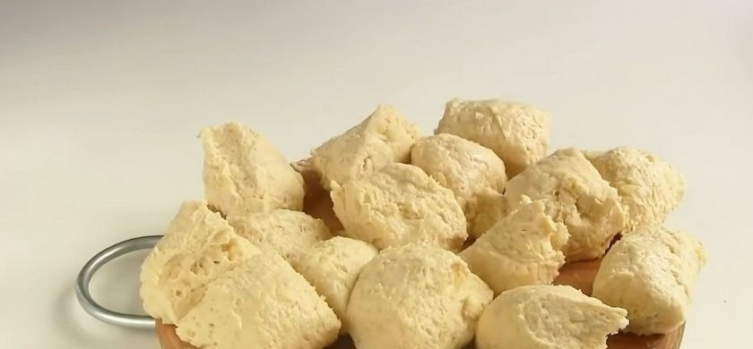 1. Этап. Быстрые пирожки на скорую руку в духовке: 4. Руками распластайте кусочек теста в круг диаметром 8-10 см. В центр круга выложите начинку и защипните края пирожка. Выложите пирожки швом вниз на покрытый пергаментом противень.