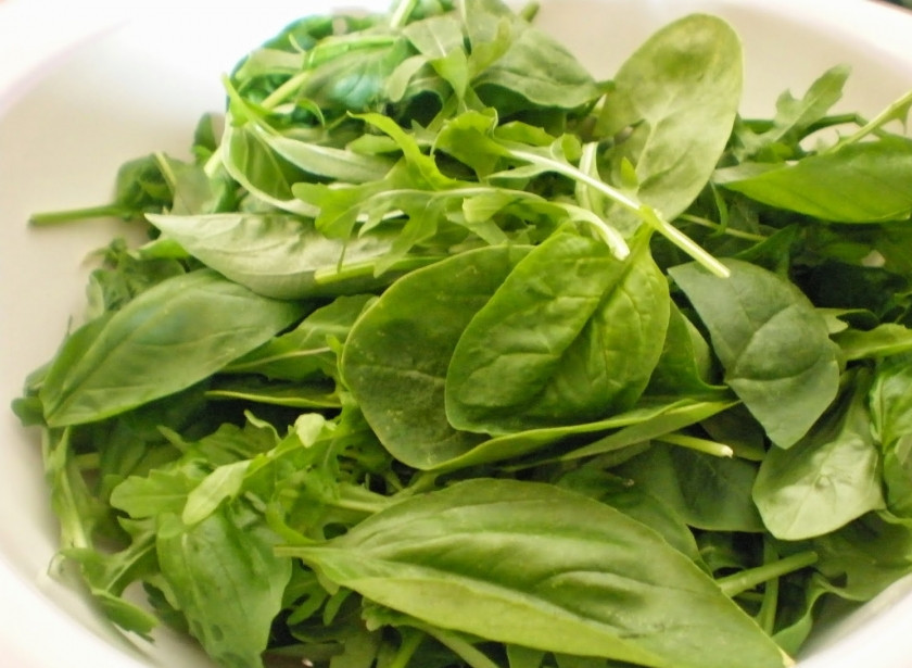 1. Этап. Салат Новогодний венок: А также рукколу и другую зелень, которую используете.