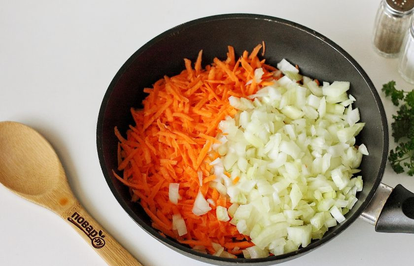 1. Этап. Фаршированные перцы с фаршем и помидорами: Лук нарежьте кубиками, морковь натрите на терке.