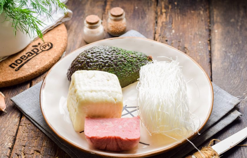 1. Этап. Салат с фунчозой и авокадо: Подготовьте ингредиенты.