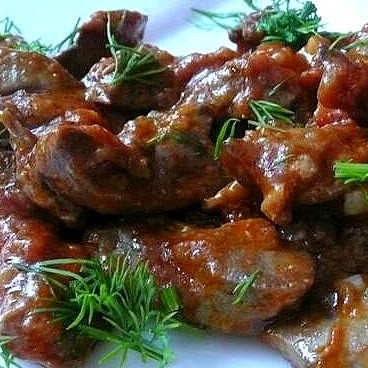 1. Этап. Печень по-восточному: Готовое блюдо оставить под крышкой на 10-15 минут, а пока приготовить гарнир - картофель, рис или тушеные овощи, главное, чтобы вкус его был достаточно нейтральным:). Подавать печень по-восточному горячей, посыпав мелко нарезанной зеленью.