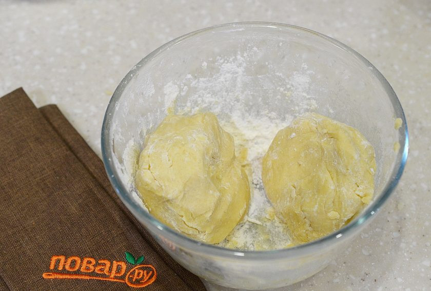 1. Этап. Песочный сливовый пирог: 3. Постепенно добавьте муку и замесите тесто. Разделите его на 2 части, каждую оберните пленкой и уберите в морозилку на 30 минут.