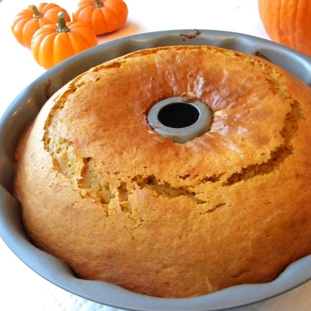 1. Этап. Торт из тыквы: Ставим в духовку, разогретую до 180 градусов, и запекаем около 40-50 минут до сухой зубочистки.