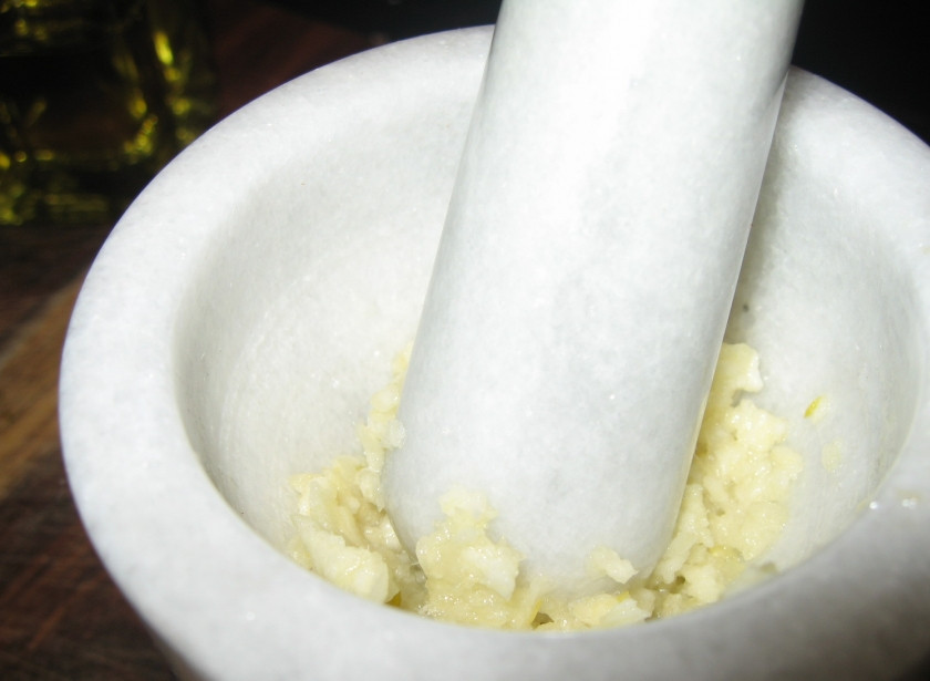 1. Этап. Креветки с соусом: 6. В стопке я измельчаю чеснок, толку его до состояния пюре.