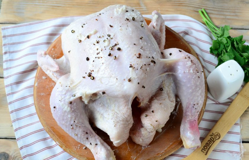 1. Этап. Тушеный молочный цыпленок: Натрите курицу размягченным сливочным маслом со всех сторон, затем натрите солью и перцем. Я использую свежемолотый перец, он дает наиболее яркий аромат и вкус.