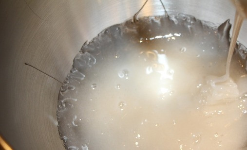 1. Этап. Пирожное Вишнёвый ноктюрн: С остывшего сиропа слейте образовавшуюся воду. А саму массу взбейте блендером в течение 15-20 минут.