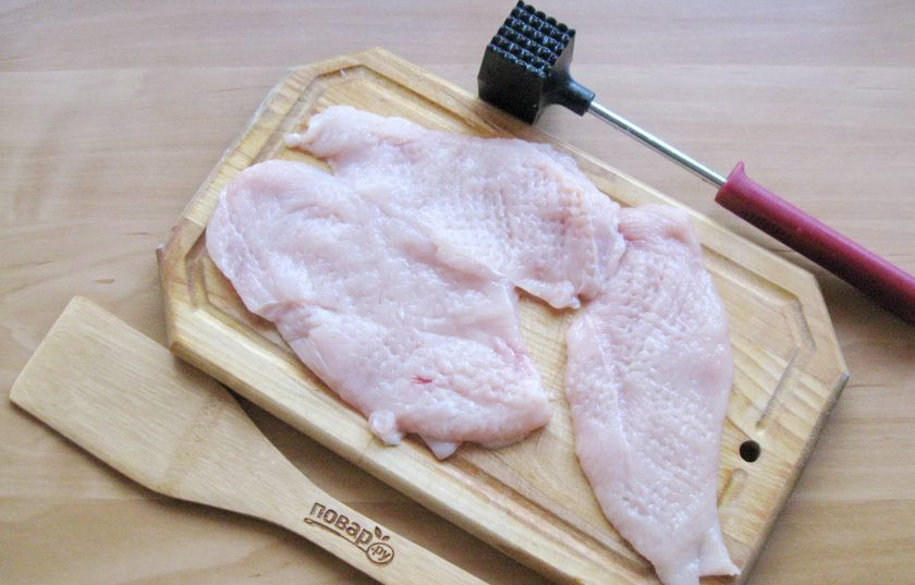 1. Этап. Куриное филе в белковом кляре: Куриное филе нарежьте пластинами средней толщины. Немного отбейте.