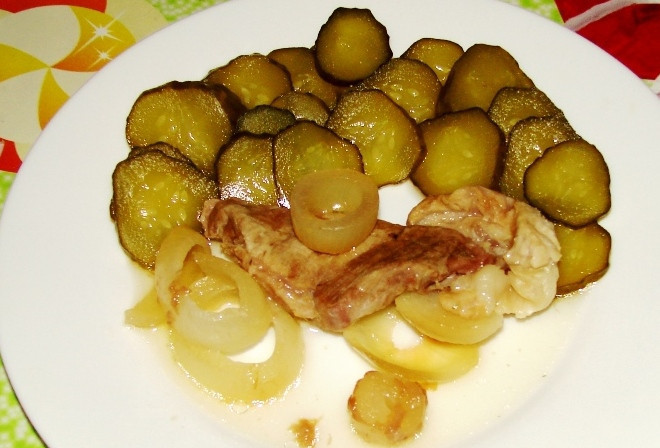 1. Этап. Кролик в фольге: Готовое мясо перекладываем в тарелку и подаем к столу с любым гарниром на ваш вкус. Приятного аппетита!