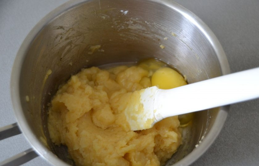 1. Этап. Фисташковые эклеры: Дайте тесту немного остыть 3-4 минуты и вбейте в него по одному яйцу.