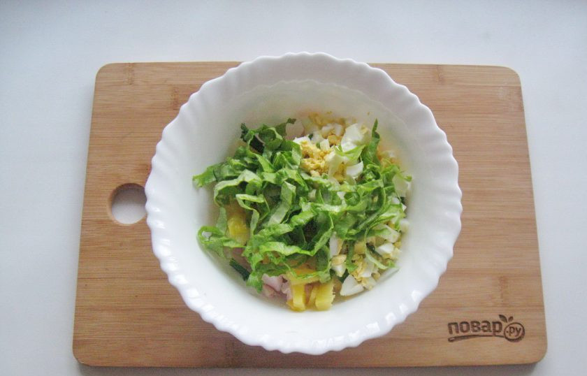 1. Этап. Салат с ананасом на Новый год: Листья салата нарежьте соломкой и добавьте в салат.