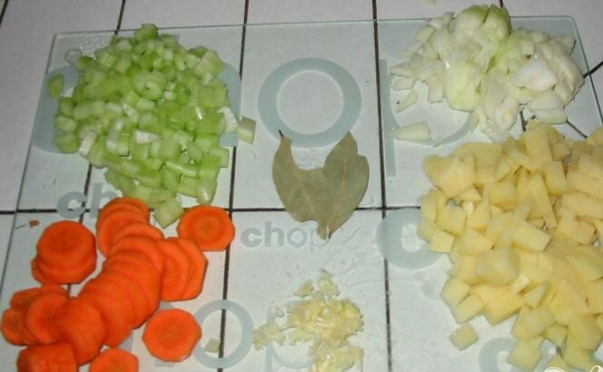 1. Этап. Чечевичный суп: 1. Почистить и порезать кубиками картофель, порубить лук и сельдерей и нарезать кружочками морковь. Разбавить в чеснокодавке или мелко нарезать чеснок.