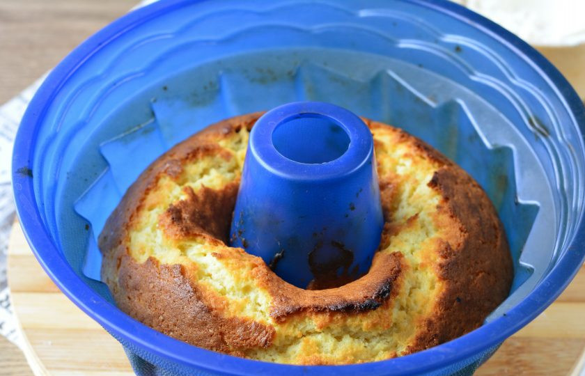 1. Этап. Кекс с творожным сыром: Выпекайте кекс в духовке 35 минут при температуре 180 градусов. Кекс должен подрумяниться, может немного потрескаться сверху. Проверьте готовность зубочисткой, при прокалывании кекса она должна быть сухой.