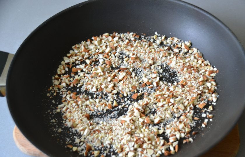 1. Этап. Штрудель со сливой: Обжарьте измельченные орехи на сухой сковороде.