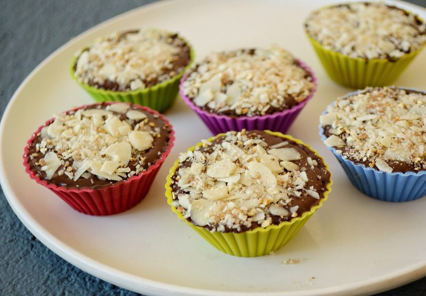 1. Этап. Конфеты с арахисовой пастой: Снова растопите шоколад, затем покройте им верх формочек, сверху присыпьте миндальными лепестками и апельсиновым сахаром. Оставьте в морозильной камере до полного застывания.