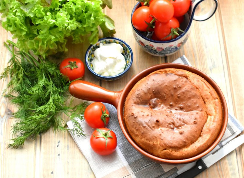 1. Этап. Пирог заливной с картошкой: Подавать пирог можно с томатами и сметаной. Приятного аппетита!