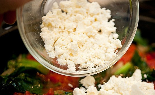 1. Этап. Яичница с брынзой: В конце добавляем к остальным ингредиентам брынзу, перемешиваем все.